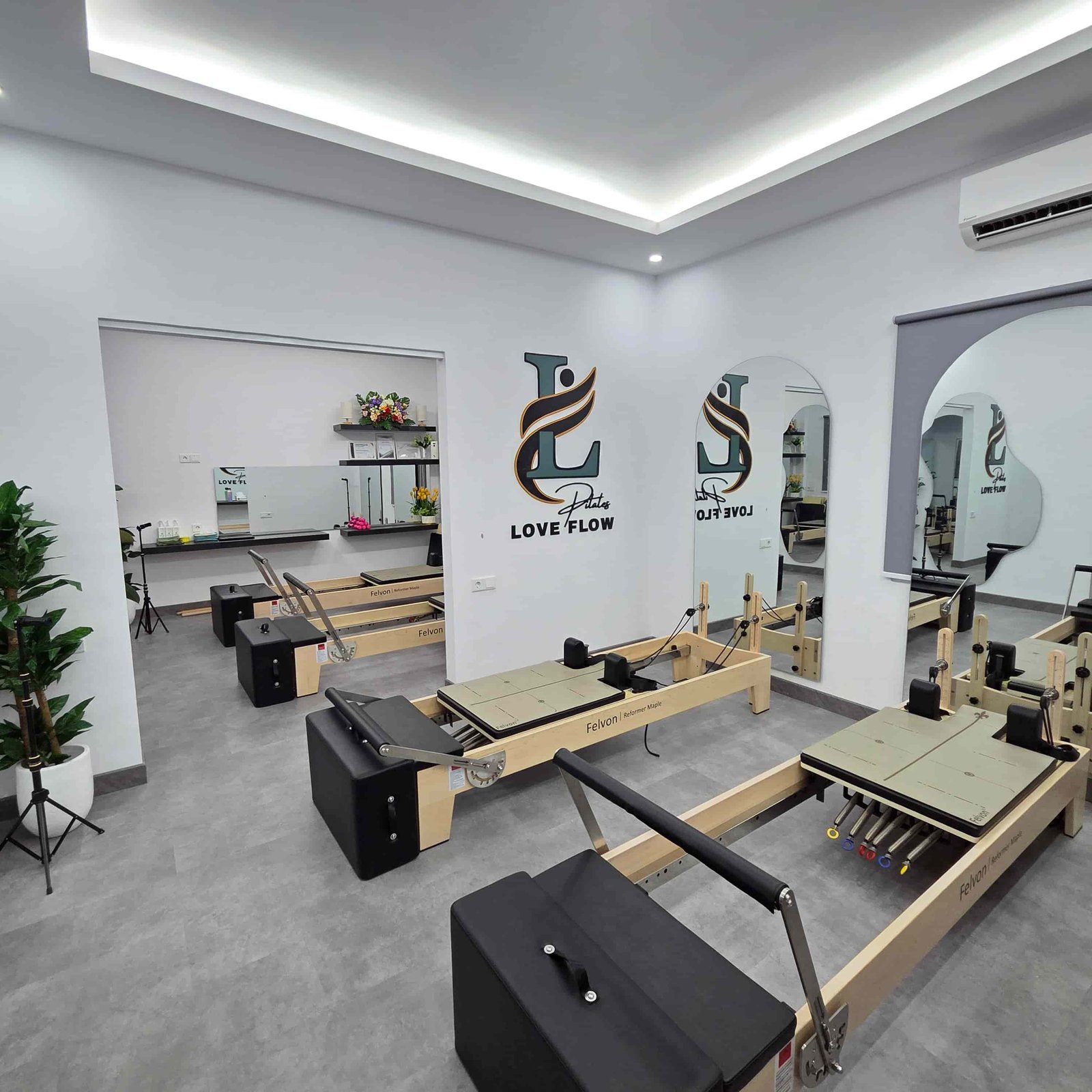 Sesi kelas Reformer Pilates grup