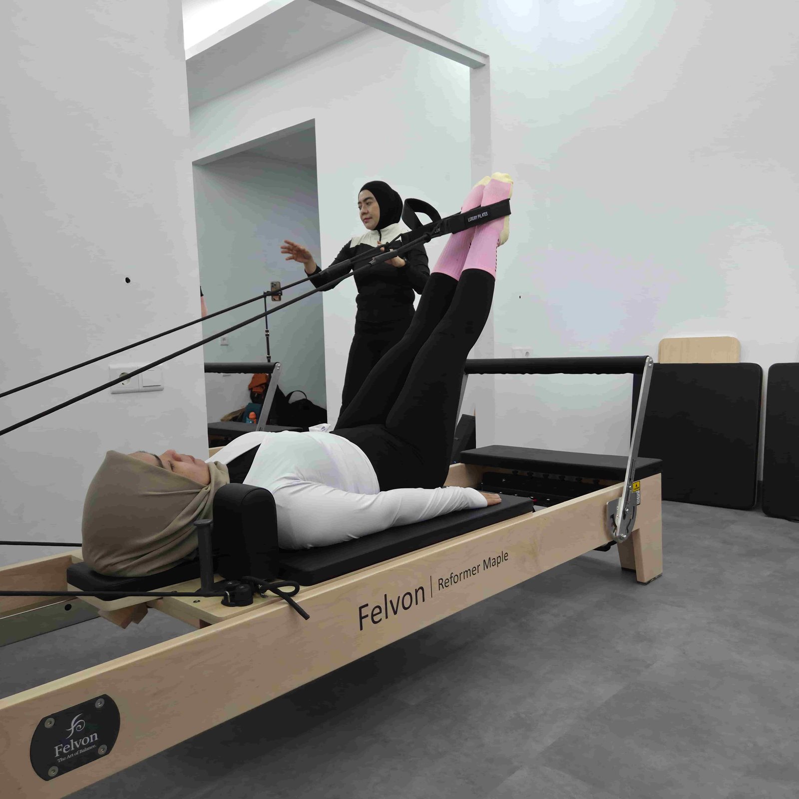 Instruktur memandu sesi Pilates